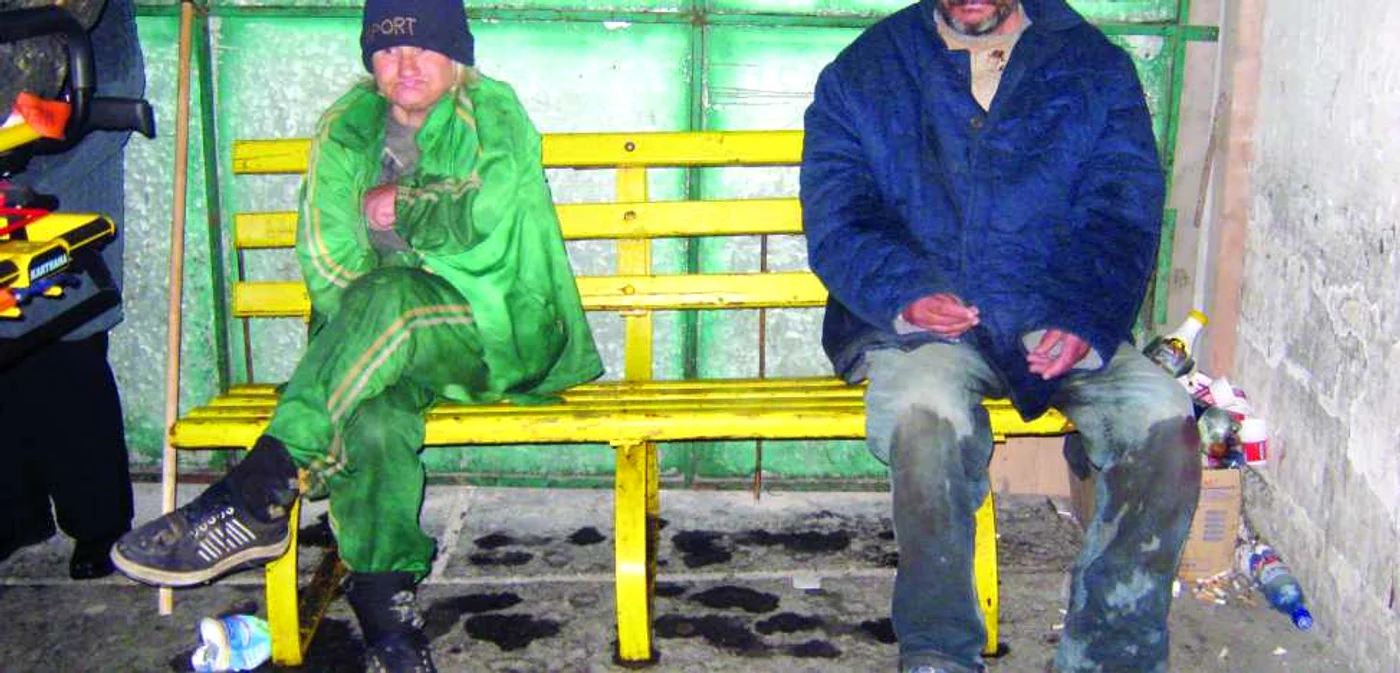 Oamenii fără adăpost s-au aciuat în curtea spitalului