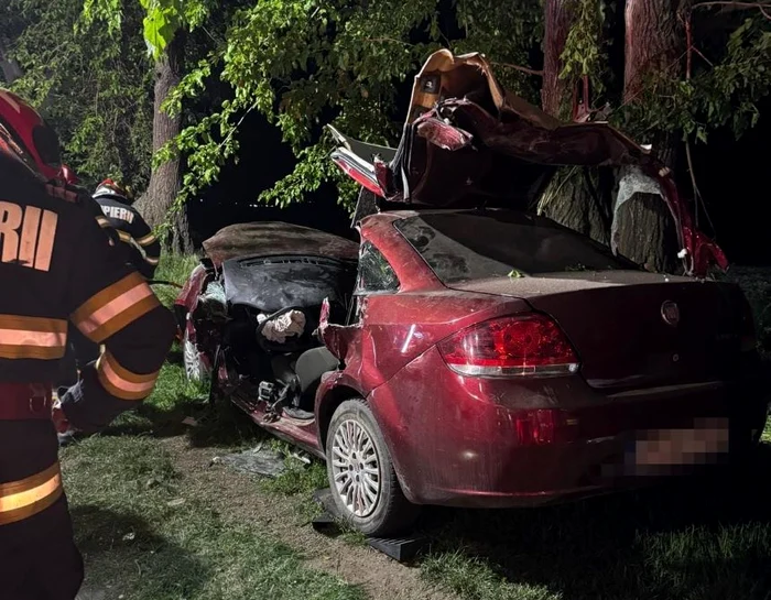 Mașina implicată în accident a fost distrusă în urma impactului cu un copac FOTO ISU Vaslui