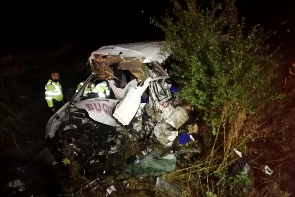 
    Zece persoane au murit şi alte opt au fost rănite după ce un autotren şi un microbuzFoto: ISU Ialomita  