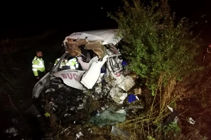 
    Zece persoane au murit şi alte opt au fost rănite după ce un autotren şi un microbuzFoto: ISU Ialomita  