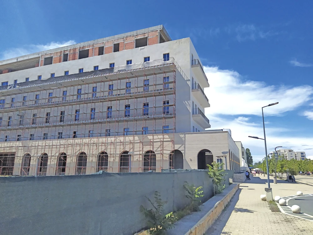 Vechiul hotel ”Mamaia” a fost înlocuit cu un ansamblu rezidențial modern, care va aduce familiei Olăroiu un profit de zeci de milioane de euro