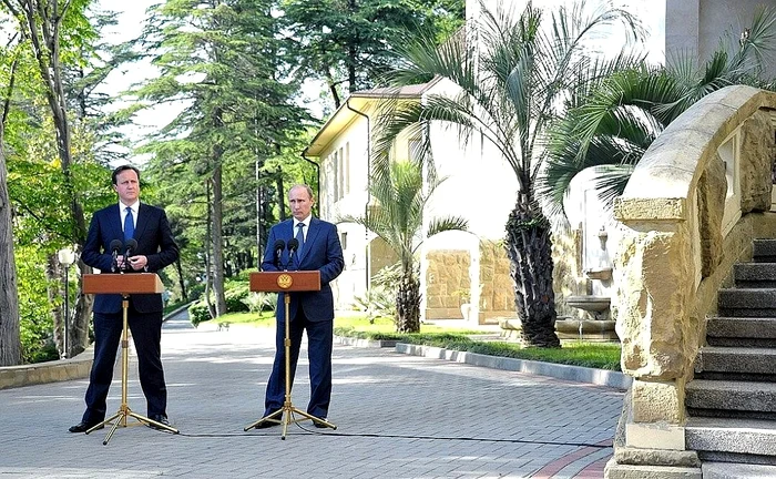În 2013, Putin l-a găzduit pe premierul britanic de atunci, David Cameron, la Bucearov Rucei