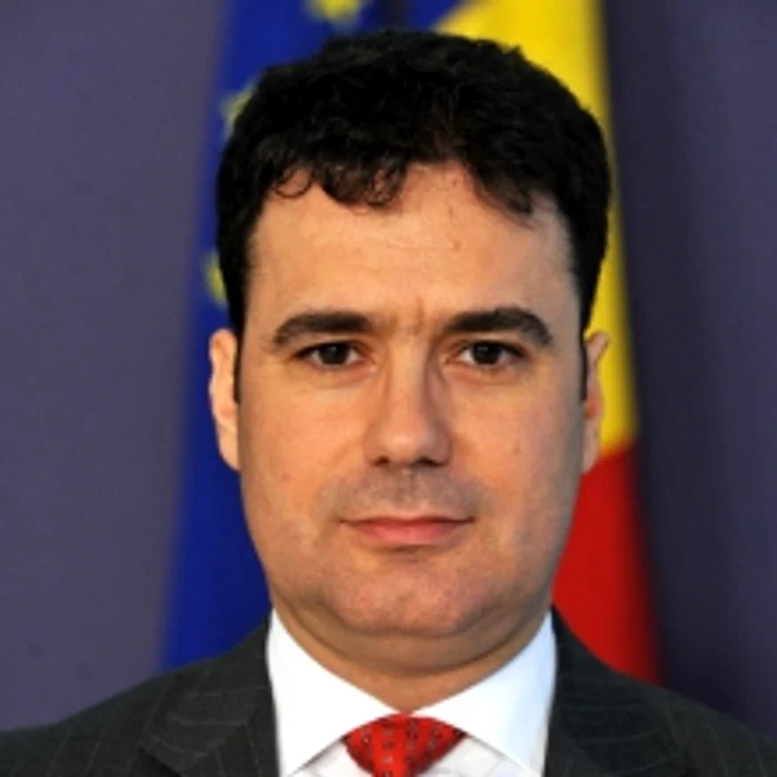 
    Ministrul Remus Pricopie stă liniştit pe scaunul lui până după examenele de la bac  