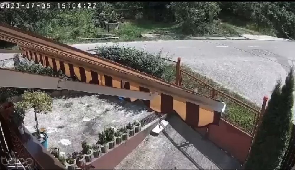 Momentul în care o adolescentă de 15 ani aflată la volanul unei mașini de teren a intrat cu viteză prin gardul unei case VIDEO 