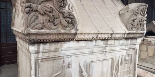 Sarcofagul cu simboluri de la Muzeul de Istorie din Constanţa FOTO Călin Gavrilaş