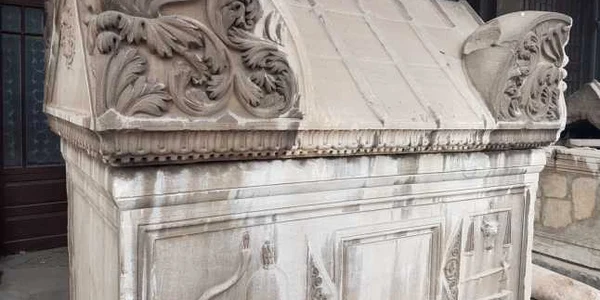 Sarcofagul cu simboluri de la Muzeul de Istorie din Constanţa FOTO Călin Gavrilaş