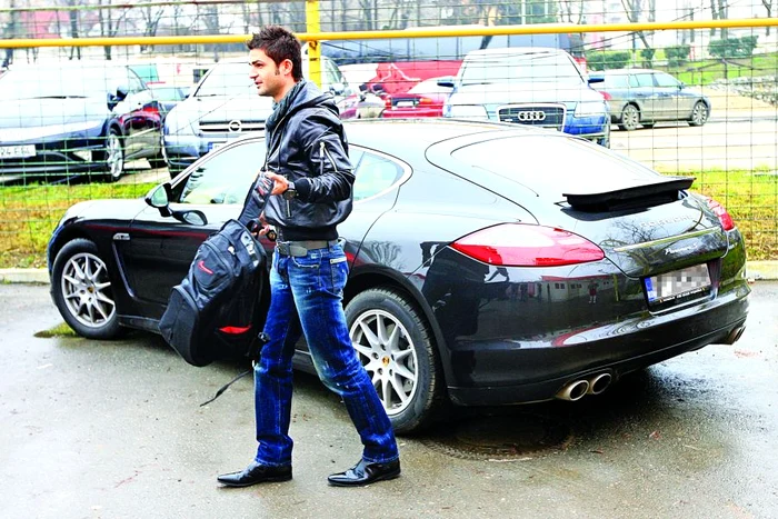 
    Florin Bratu este un  adevărat colecţionar  de maşini  