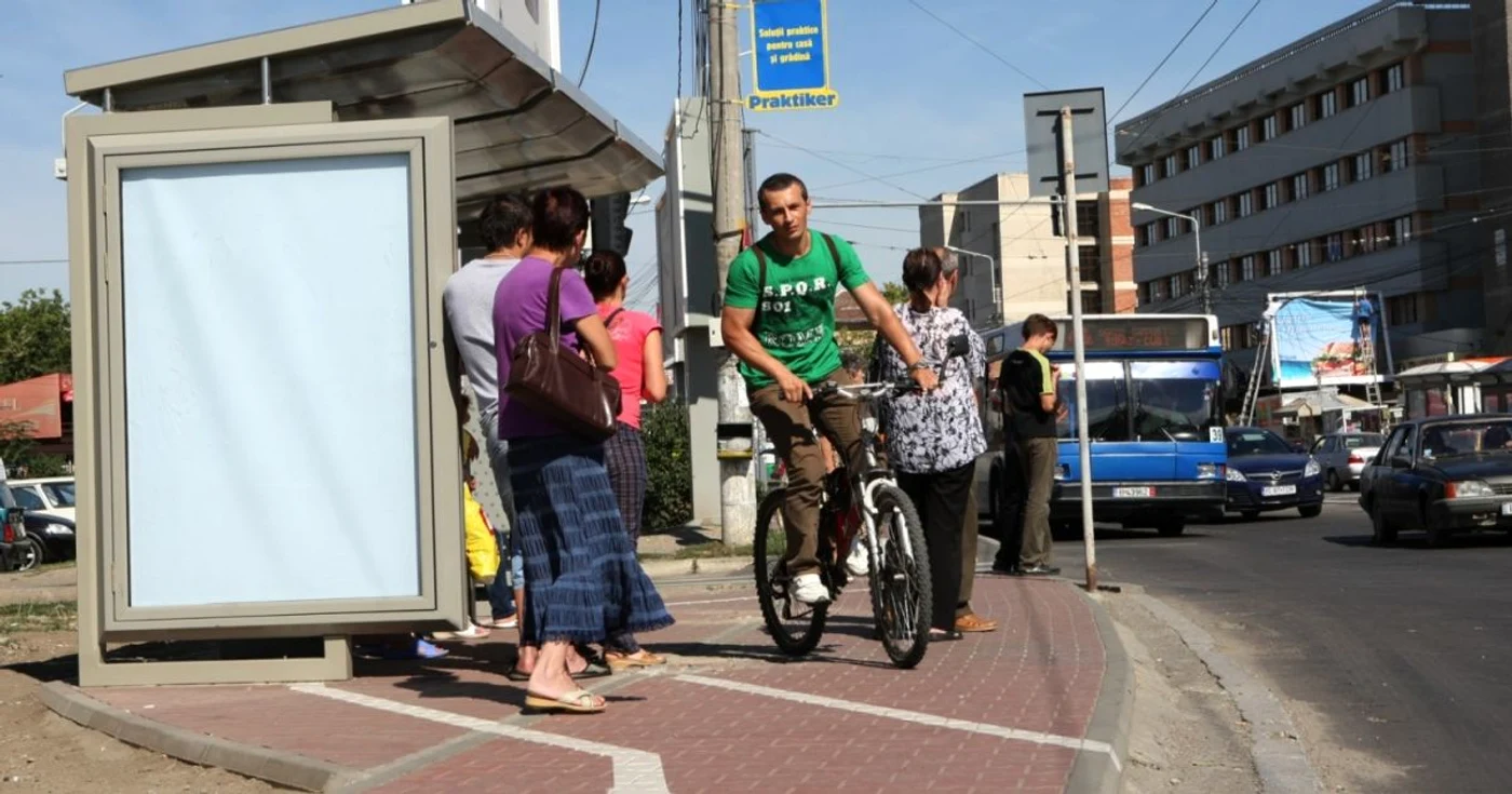 ŢUna dintre aberaţiile piste de biciclete de la Iaşi: staţie de autobuz în mijloc FOTO Adevărul
