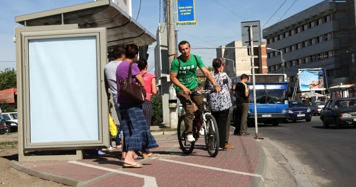 ŢUna dintre aberaţiile piste de biciclete de la Iaşi: staţie de autobuz în mijloc FOTO Adevărul