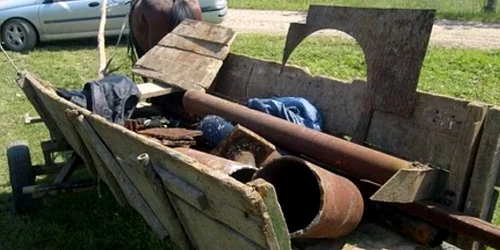 Bărbatul transporta ţevile cu căruţa
