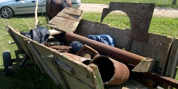 Bărbatul transporta ţevile cu căruţa