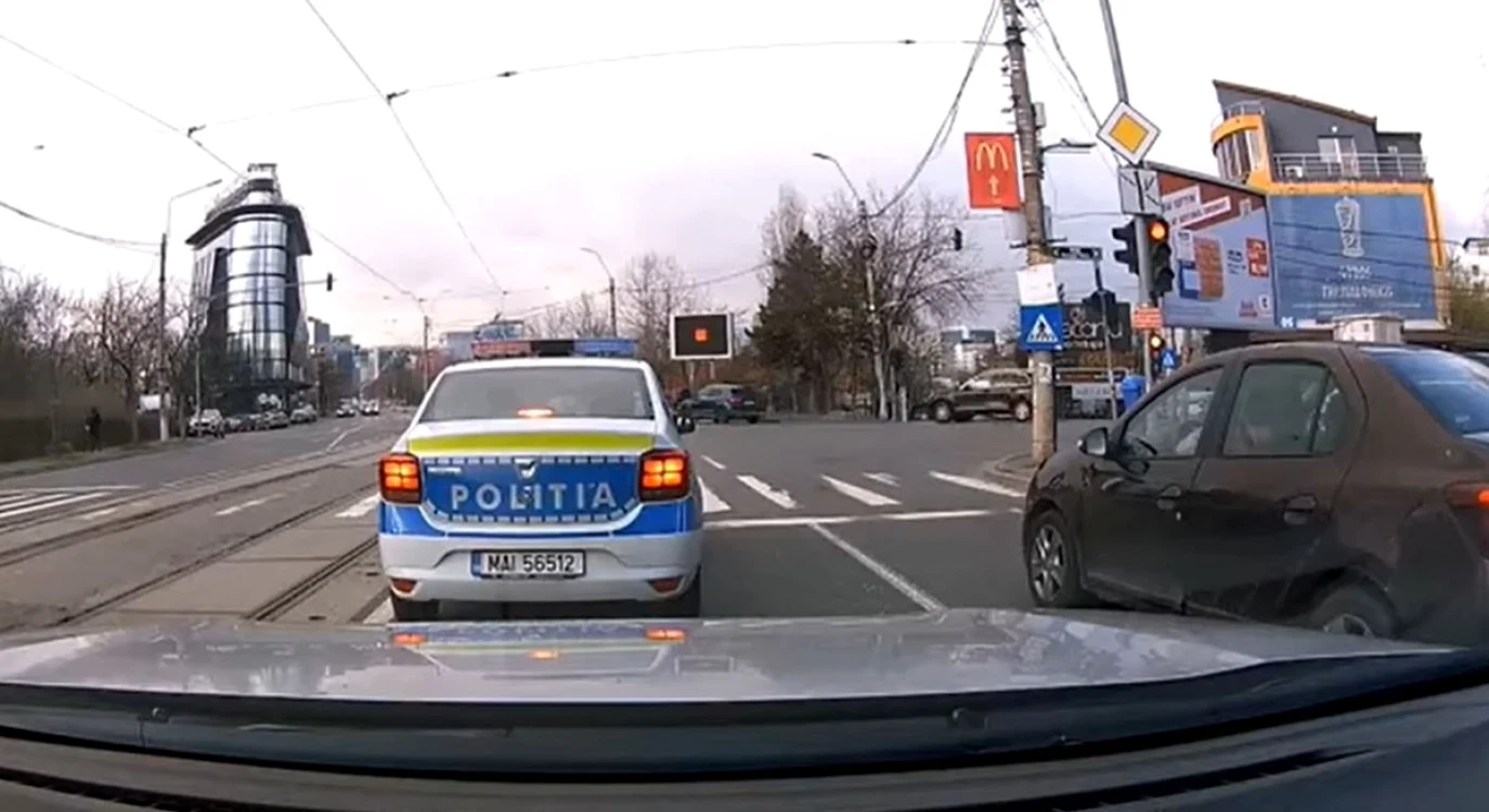 Maşina de Poliţie  a sfidat regulile de circulaţie FOTO Captură video Trafic Tube