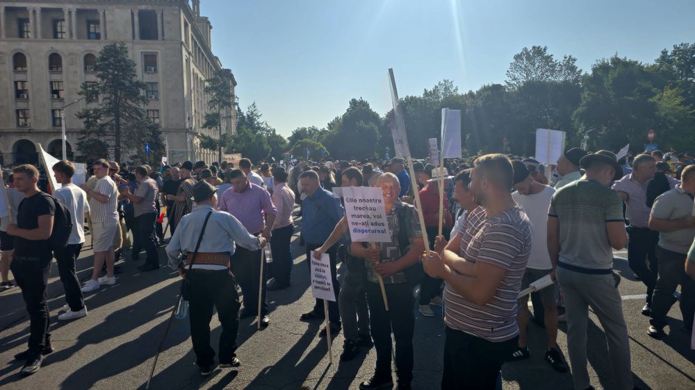 Tensiuni în fața ANSVSA la protestul oierilor. Jandarmii au folosit gaze lacrimogene