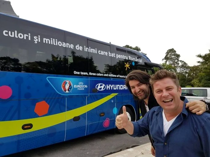 Smiley si Pavel Bartos, alaturi de autocarul Romaniei