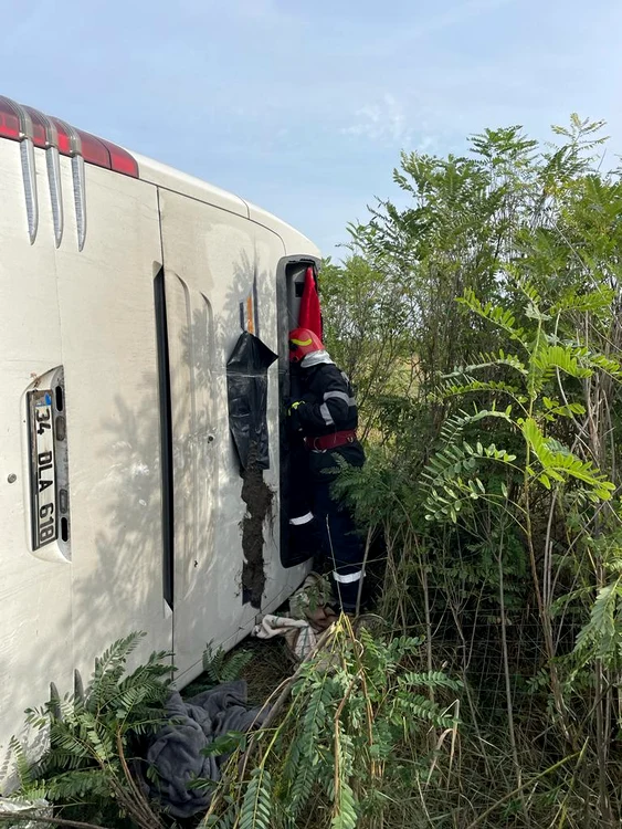 Două persoane au ajuns la spital după ce autocarul în care se aflau, s-a rasturnat pe A1. FOTO ISU D