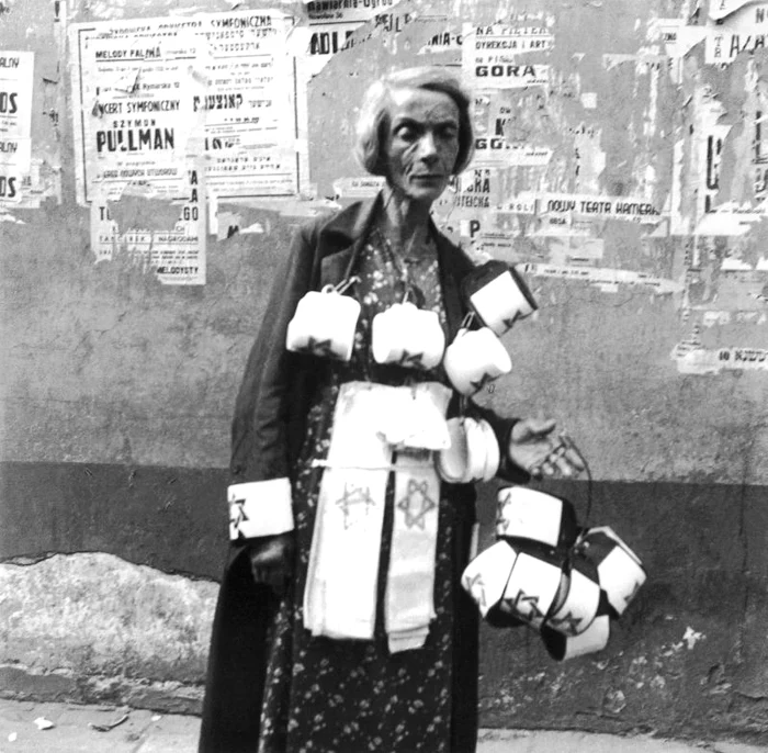 Vânzătoare de banderole cu steaua lui David în ghetoul din Varșovia. Conform reglementărilor germane, toți evreii trebuiau să poarte o asemenea banderolă.
