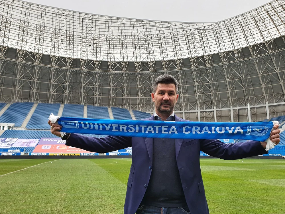 
    Întrebat ce cuvinte știe în limba română,  Marinos Ouzounidis a spus: „Trebuie să câștigăm!”Foto: Facebook / Universitatea Craiova  