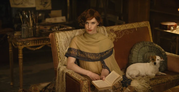 Eddie Redmayne a fost aplaudat pentru trasnformarea în femeie din drama „Daneza/ The Danish Girl“ FOTO Universal Pictures