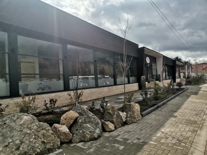 La poarta fermei piscicole a fost construit și un restaurant FOTO: Alina Mitran