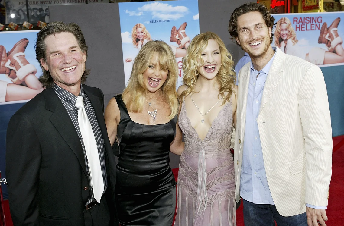 Goldie Hawn alături de Kurt Russell, fiica ei, Kate Hudson, și fiul ei, Oliver Hudson
