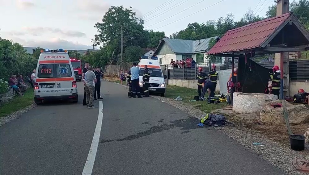 De ce a murit bărbatul care curăța o fântână. Colegii au coborât să se salveze unul pe altul, dar era să piară toți VIDEO