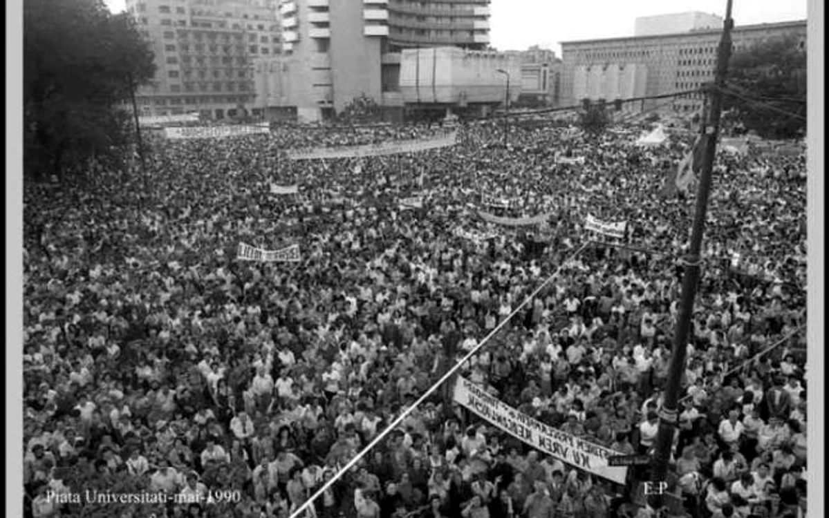 
    Așa arăta Piața Universității în 1990 în timpul protestelor anti-comunisteFoto.adevărul.ro  