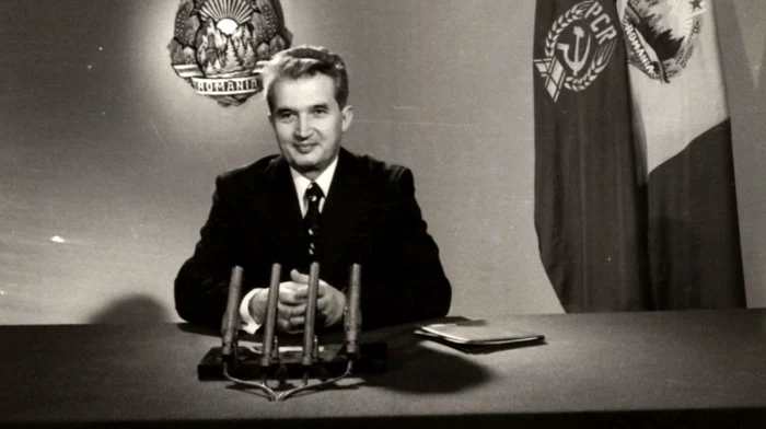 Mesajul de Anul Nou adresat întregului popor, la posturile de radio şi televiziune, de Nicolae Ceauşescu. (31 decembrie 1976) FOTO Fototeca online a comunismului românesc