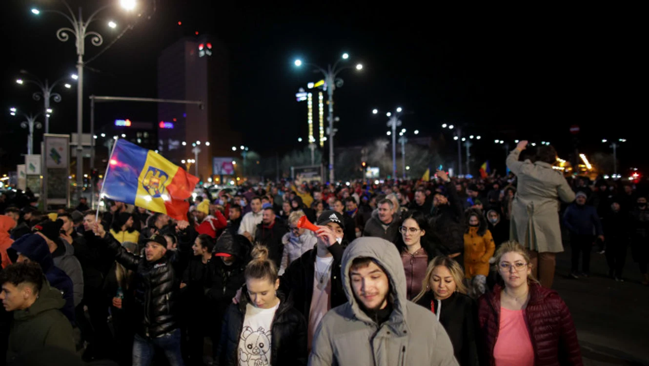 
    Mii de persoane au protestat duminică seară în Piața Victoriei Sursă foto: Inquam Photos   
