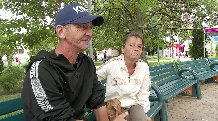 Adrian şi Constanţa se adăpostesc în parcuri. Foto: Iulin Bunilă