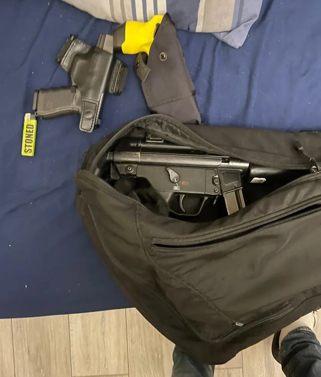 Incident de securitate la Londra. Geantă plină cu arme, găsită lângă locuinţa primarului. Cum a fost posibil