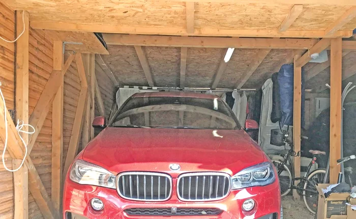 Maşina abia mai are loc în garaj, printre rochii de „Zână” şi biciclete