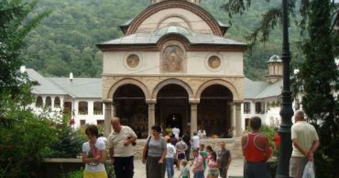 Râmnicu Vâlcea: Mânăstirile luate cu asalt de turiştii aflaţi în „concedii de criză”