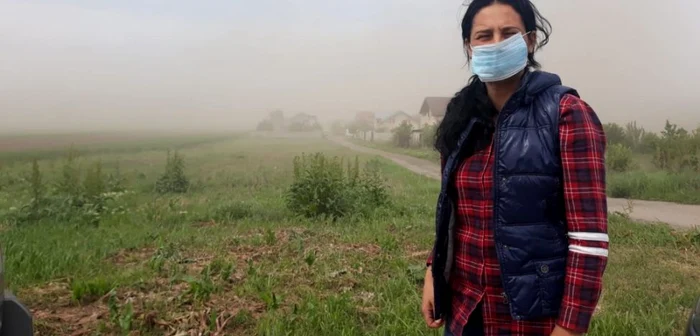 În localitatea Şimnicul de Sus, casele sunt acoperite de cenuşă FOTO / Ana Popescu