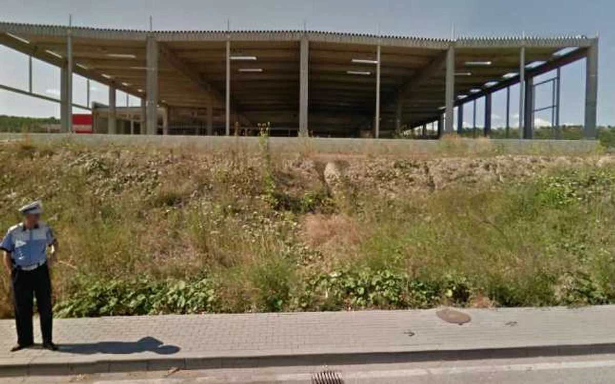 Complexul comercial de la marginea Devei a fost o investiţie anunţată din 2007.