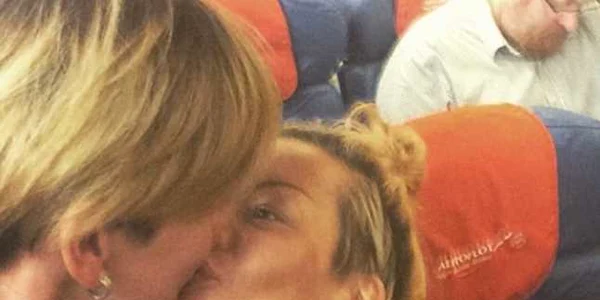 Lesbiene fac selfie in Rusia in fata lui Vitali Milonov FOTO Daily Mail/Instagram
