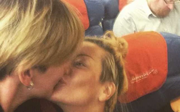 Lesbiene fac selfie in Rusia in fata lui Vitali Milonov FOTO Daily Mail/Instagram