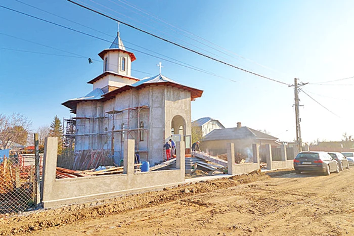 Edilul aşază cu grijă fiecare placă