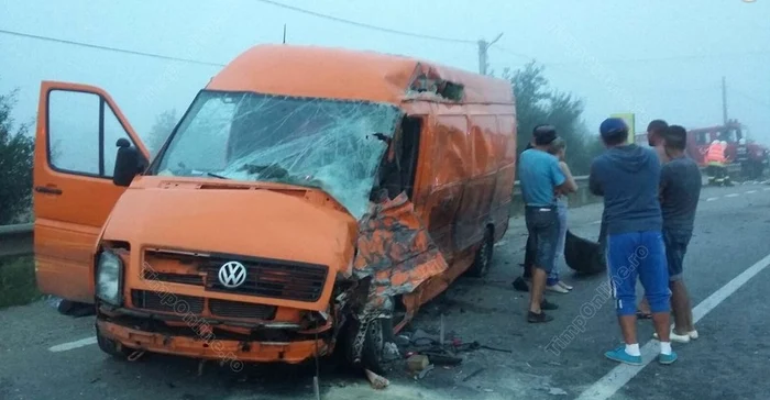 Și ce-l de-al doilea microbuz s-a transformat într-un maldăr de fiare