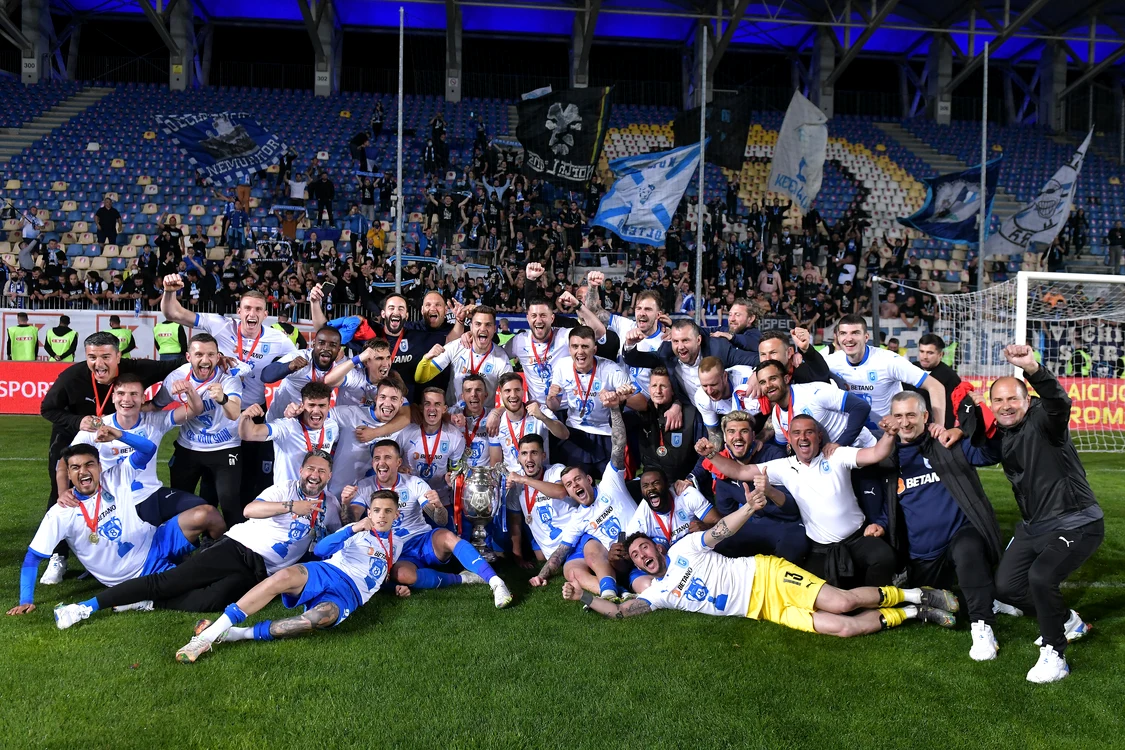
    Jucătorii și staff-ul  tehnic de  la Universitatea Craiova au sărbătorit câștigarea Cupei României alături de fani, pe stadionul „Ilie Oană” din PloieștiFoto: sportpictures.eu  