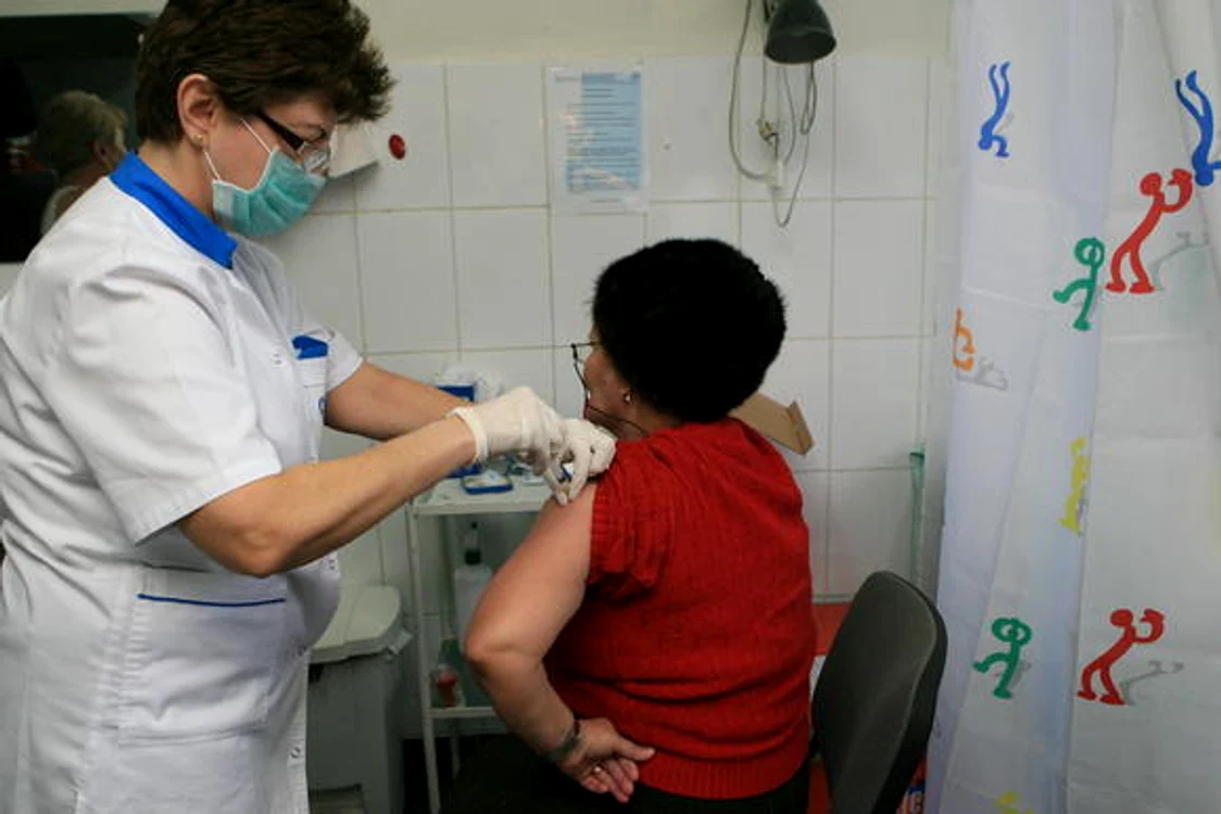 
    Medicii ne recomandă să ne vaccinăm și să respectăm cu sfințenie regulile de igienă  