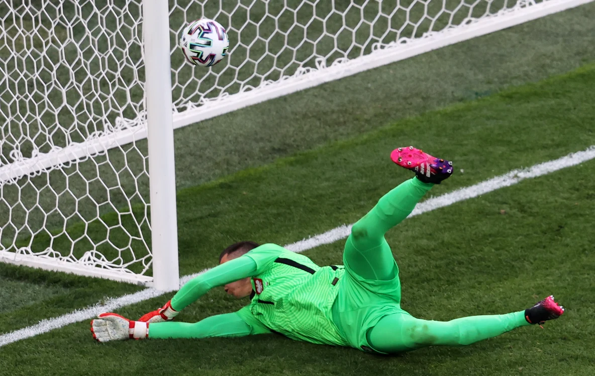 
    Mingea ricoșată din stâlpul porții l-a lovit în spate pe Wojciech Szczesny și a ajuns în plasăFoto: EPA-EFE  