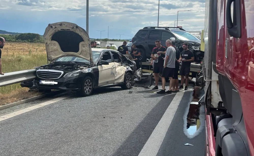 Accident pe A1, în Timiș: patru vehicule implicate, o femeie a rămas încarcerată. Traficul spre Deva este blocat