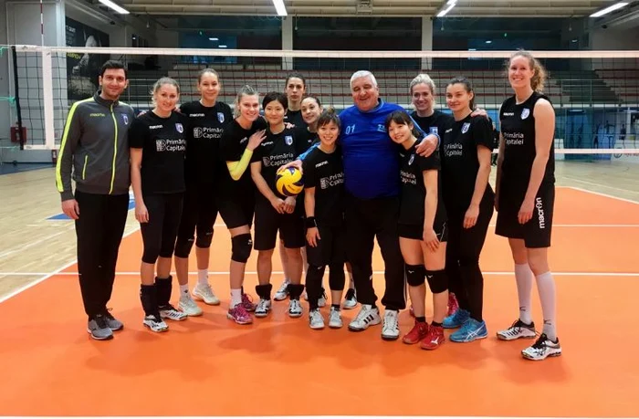 
    Rica Raducanu, alaturi de voleibalistele de la CSM Bucuresti  