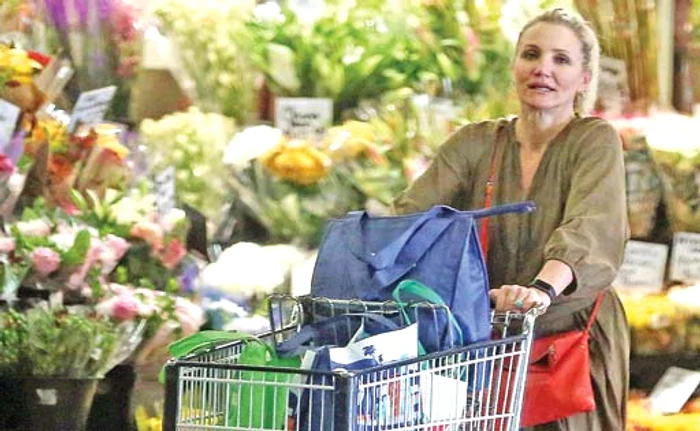 
    Eva Longoria  îşi hrăneşte  bebeluşul pe stradă  