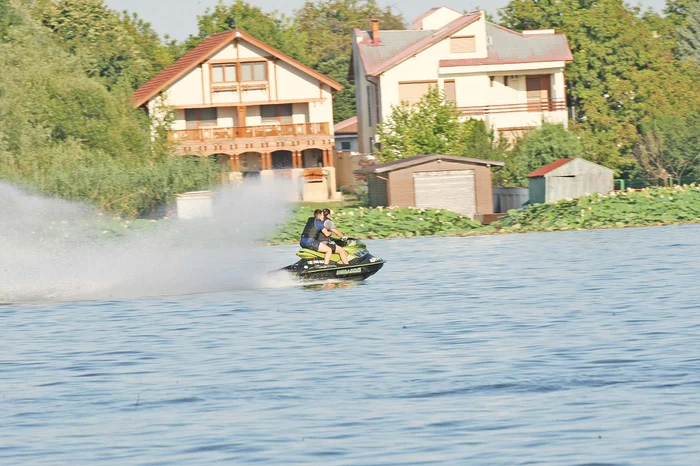 Când au prins viteză,  soţul şi fiul ştiristei au  lăsat în urmă o perdea  de apă de zece metri 