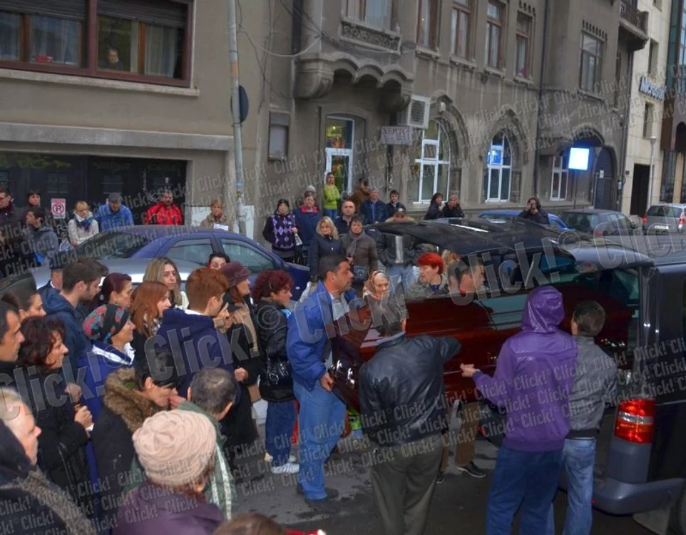 Trupul neînsufleţit al lui Şerban Ionescu a fost depus la Teatrul Naţional din Bucureşti.