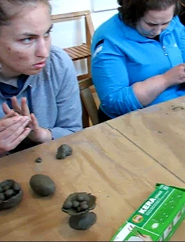 Brasov - atelier de modelat lutul pentru nevazatori