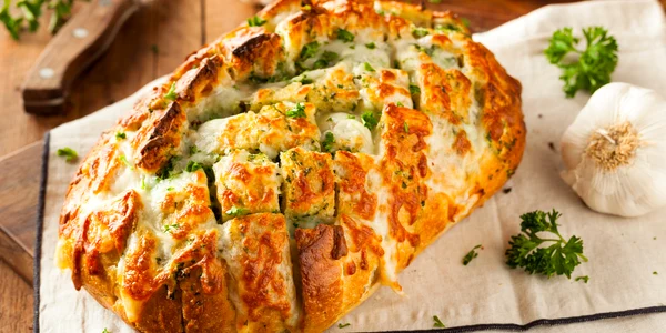 Pâine cu usturoi Foto shutterstock 372151882 jpg