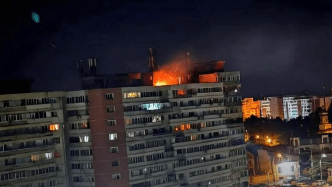 O dronă s-a prăbuşit pe un bloc din Galaţi. Impactul a fost urmat de o explozie şi un incendiu. Sunt persoane rănite și zeci de evacuați