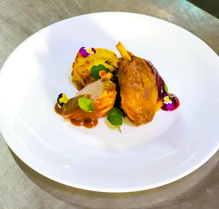 13 pulpa de rata si muschiulet de porc in bacon servite cu cartof gratinat varza caramelizata si sos de fructe de padure jpg jpeg